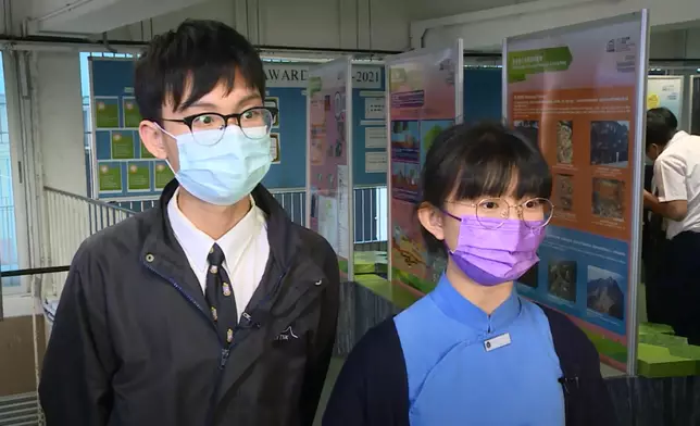 聖公會鄧肇堅中學蔡樂軒同學（左）、伍宇恩同學（右）表示，參加活動令他們更了解斜坡安全及山泥傾瀉風險。