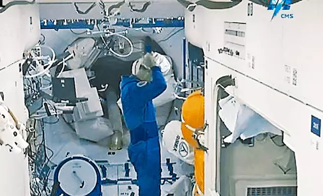 太空站新視頻 翟志剛洗頭搶鏡