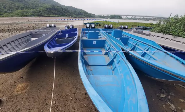 檢獲的快艇停泊在大嶼山大蠔灣鄰岸位置。