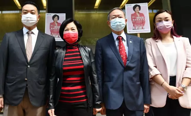 葉劉淑儀(左二)及黎棟國(右二)。