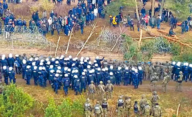 無證移民在白俄羅斯邊境，與波蘭警察、邊境巡邏隊對峙。
