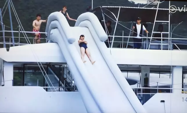 Hanna在豪華遊艇上大玩巨型吹氣滑梯。