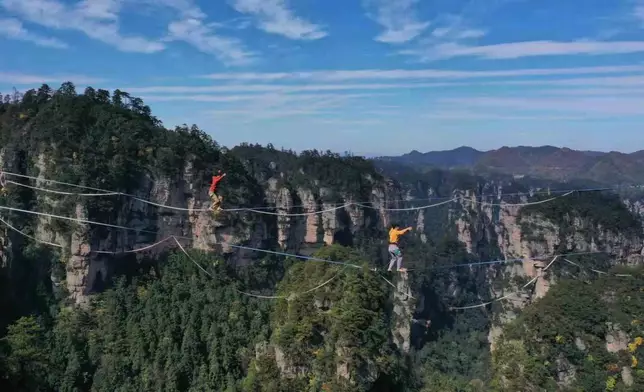 黃石寨的峰巔海拔1,092公尺，四周刀切絕壁、群峰傲立。互聯網圖片