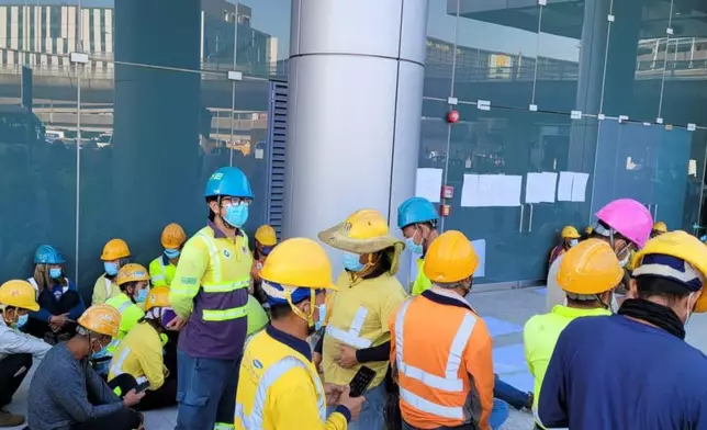 大批三跑工程建築工機管局外靜坐。網民Wong Dicky圖片