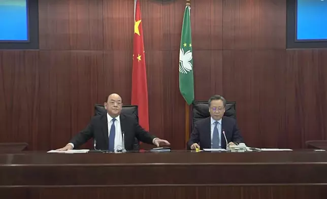 賀一誠到立法會發表明年度施政報告。澳門新聞局截圖