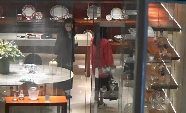 吳婉芳同Caroline一早就睇中水晶燈，呢日可能係專程去睇實物。