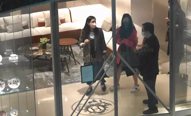 吳婉芳睇咗好耐，似係唔知揀邊款好。