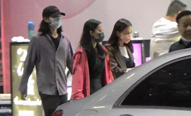 之後會合大仔胡智略開飯，沿途吳婉芳同Caroline仲好多嘢傾。