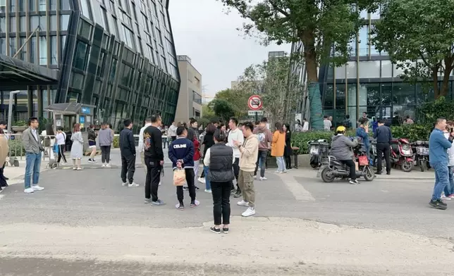 上海有民眾在地震後跑落樓。網上圖片