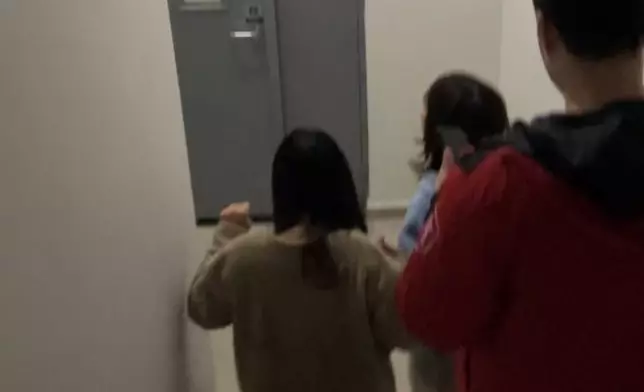 上海有民眾在地震後跑落樓。網上圖片