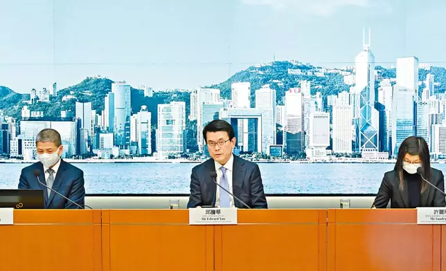 邱騰華（右)稱，《版權條例》立法建議涵蓋五大範疇。