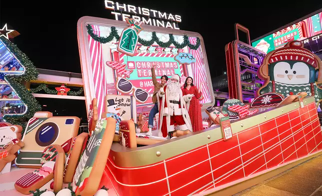 大家可經Klook獨家報名登上海港城聖誕客運站巨大行李箱的慈善攝影區打卡留念。海港城官網圖片