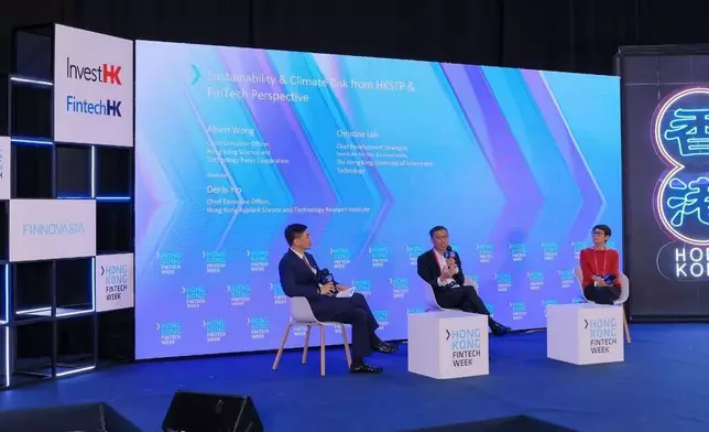 科技園行政總裁黃克強(中)與香港科技大學環境及可持續發展學部首席發展顧問陸恭蕙教授(右)，與香港應用科技研究院行政總裁葉成輝博士(左)，探討結合金融、科學和技術力量應對氣候變化。