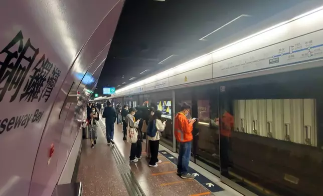 涉事廣告燈箱的損毀部分已移除。