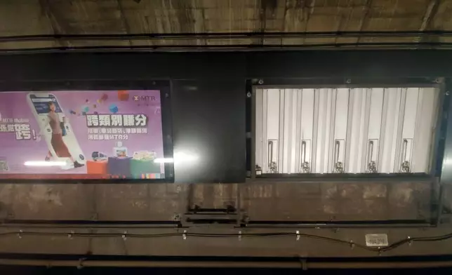 涉事廣告燈箱的損毀部分已移除。