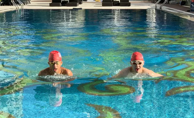 李港飛（左）和葉偉發（右）同於8歲時加入「飛躍新世界」計劃，習泳至今6年，游泳成績突飛猛進。