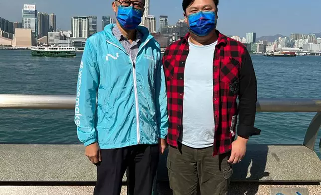 （左）「新世界維港泳」資深參加者李成添、（右）港隊游泳馬拉松教練麥浩然