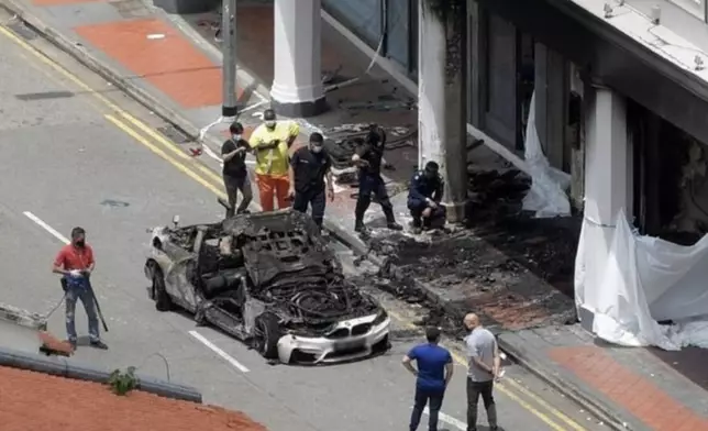 私家車失控撞上咖啡店，隨即起火焚燒。網上圖片