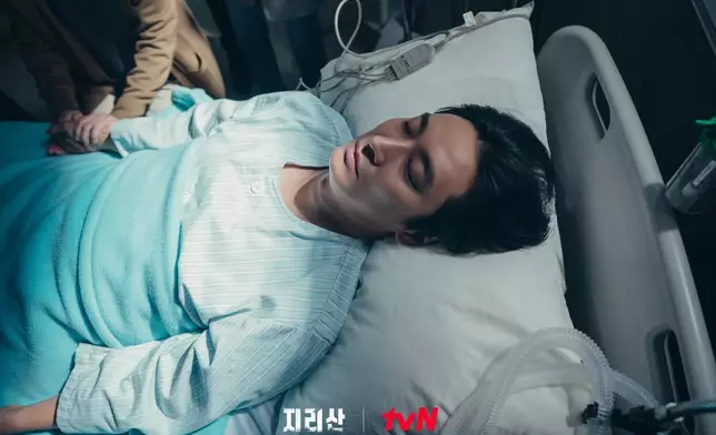 朱智勛飾演的姜賢祖原本陷入昏迷植物人狀態、以靈魂狀態留守山上（網上圖片）
