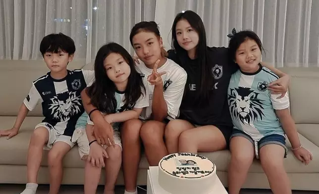 足球名將李同國的5名仔女曾經亮相《超人回來了》節目有很高知名度（網上圖片）