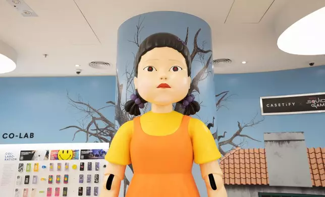 CASETiFY STUDiO APM門市有巨型「英熙娃娃」（CASETiFY提供圖片）