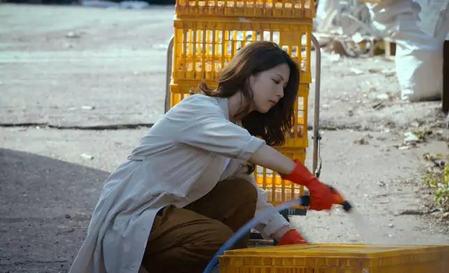 陳曉華嘅角色係一名環保少女，佢經常同垃圾為伍，仲當啲垃圾係寶。