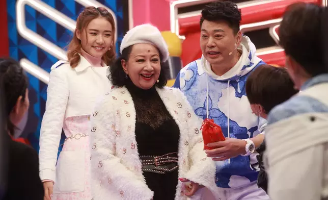 最期待畫面出現喇，有請「慈姑」薛家燕。