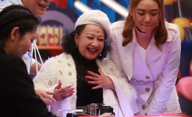 家燕姐好擔心走光。