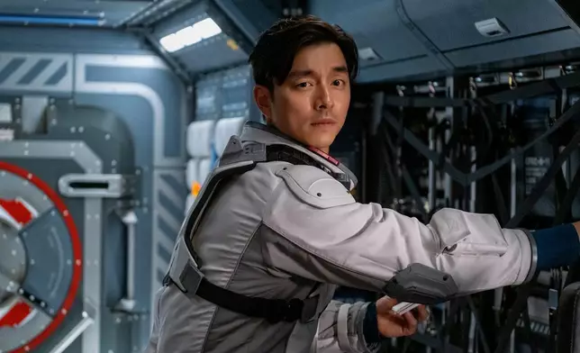 孔劉飾演太空探測隊隊長「韓允才」(Netflix資料圖片)