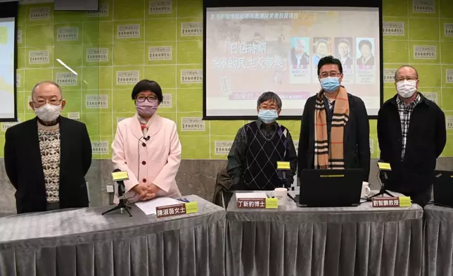 （左起）新聞博覽館主席陳祖澤先生、副主席陳淑薇女士與丁新豹博士、劉智鵬教授及鄭明仁先生討論「日佔時期香港的民生及報業」。