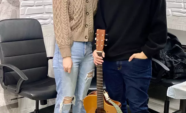 蔡愷穎（Lolita）（左）與何晉樂（Rock）（右）分別表演自彈自唱。