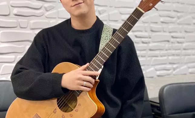 Rock夾Band多年，身為主音及結他手的他演出經驗豐富。