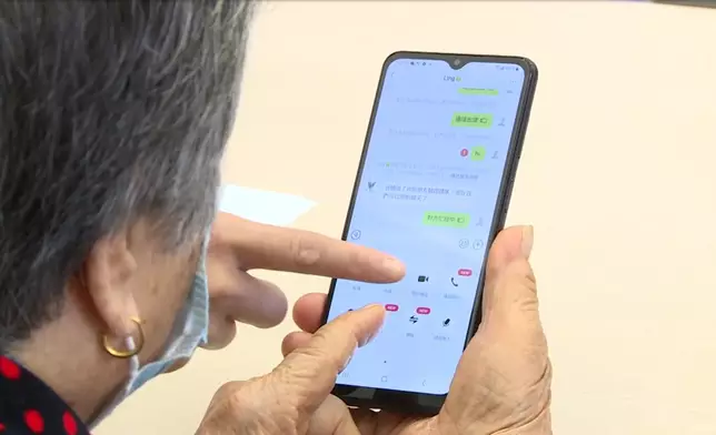 許婆婆還學習使用通訊軟件，與親友視像聊天。