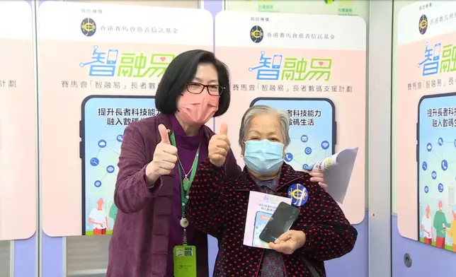 香港仔坊會社會服務長者服務總監梁碧鈿（左）指，很高興能幫到像許婆婆的基層長者。