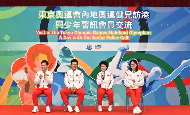 四位健兒代表今日（十二月五日）上午到香港警察學院與少年警訊會員交流。政府新聞網圖片