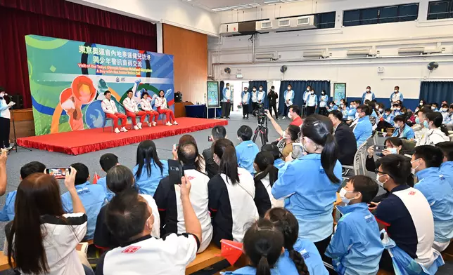 二○二○年東京奧運會內地奧運健兒代表團成員十二月三日起訪問香港三日，當中四位健兒代表今日（十二月五日）上午到香港警察學院與少年警訊會員交流。圖示內地運動員與少年警訊代表對話。政府新聞網圖片
