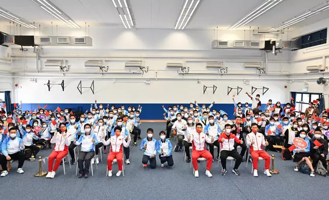 四位健兒代表今日（十二月五日）上午到香港警察學院與少年警訊會員交流。政府新聞網圖片