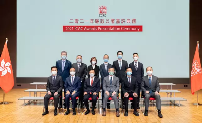 獲頒廉政專員嘉許狀的6位廉署人員與廉署高級人員合照。廉署圖片