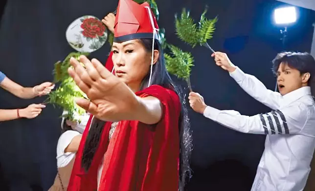 七師傅的「東方不敗」造型被軒仔形容是「濟公托世」。