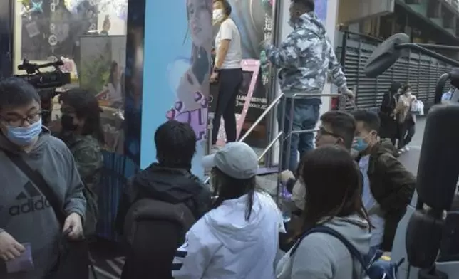 歌迷排隊準備逐一上車與偶像合照及簽名留念。