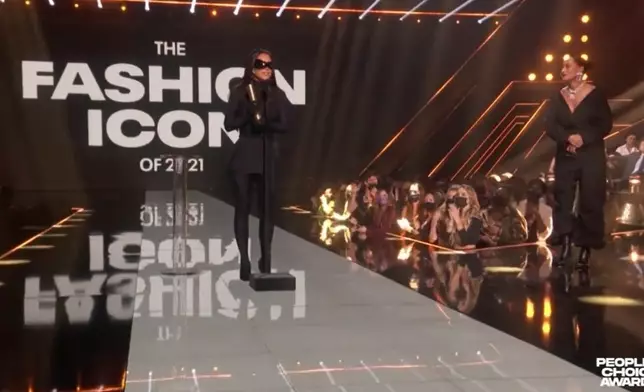 Kim Kardashian以黑色打扮上台領「時裝象徵獎」。