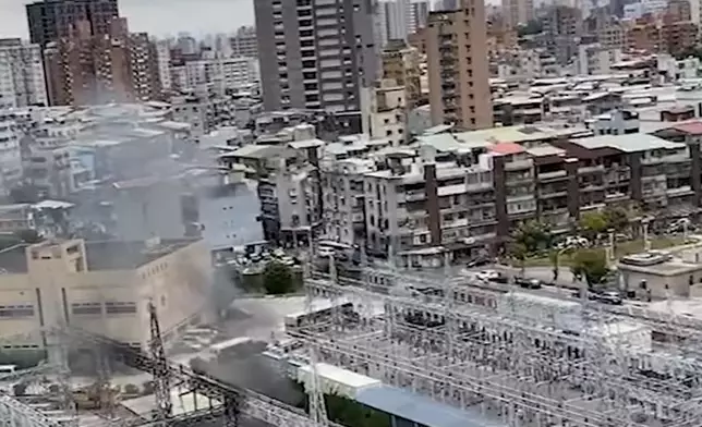 現場冒出大量濃煙。中時影片截圖