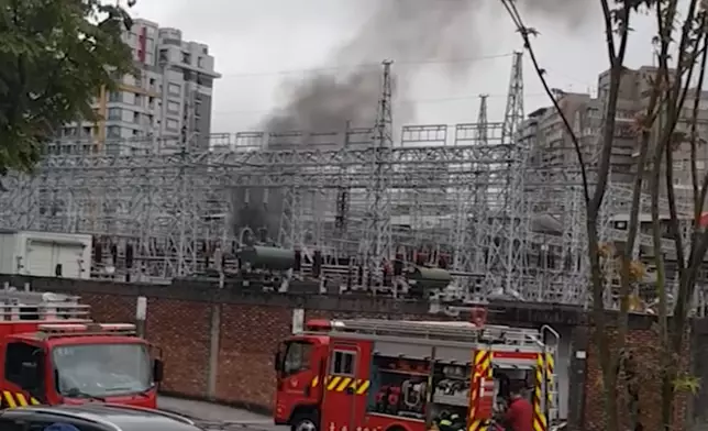 消防局派出20輛消防車前往救援。中時影片截圖