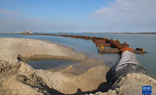 這是12月26日在埃及亞歷山大拍攝的由中國港灣工程有限責任公司承建的阿布基爾集裝箱碼頭項目建設現場。nn　　今年以來，大宗商品價格漲勢迅猛，海運運力緊張、運費暴漲，再加上疫情影響持續、管理成本陡增，不少中資企業在海外的基礎設施建設運營及施工單位面臨經濟效益、管理難度的雙重考驗。面對困難，在埃及的中企始終把基礎設施「硬聯通」作為工作方向，持續推進多個「一帶一路」項目，取得突破性進展。新華社記者隋先凱攝