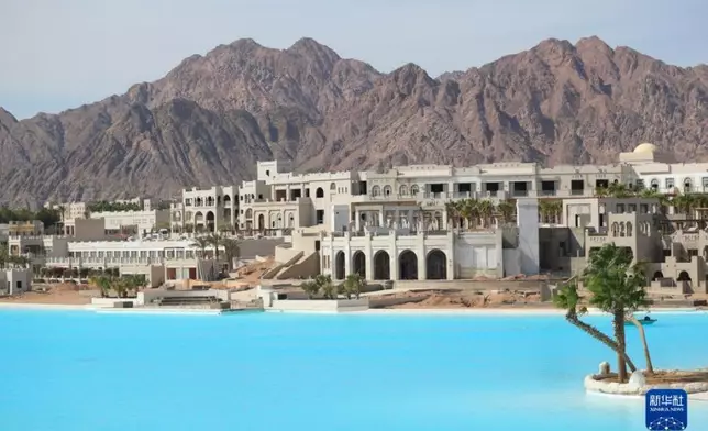 　這是11月12日在埃及沙姆沙伊赫拍攝的由中國化學工程第十六建設有限公司承建的「城市之星」大型綜合體項目工地。nn　　今年以來，大宗商品價格漲勢迅猛，海運運力緊張、運費暴漲，再加上疫情影響持續、管理成本陡增，不少中資企業在海外的基礎設施建設運營及施工單位面臨經濟效益、管理難度的雙重考驗。面對困難，在埃及的中企始終把基礎設施「硬聯通」作為工作方向，持續推進多個「一帶一路」項目，取得突破性進展。新華社記者隋先凱攝