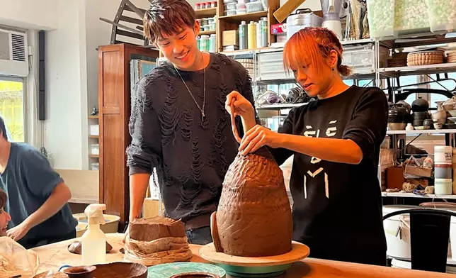 ANSONBEAN跟林嘉欣偷師，享受了一天的陶藝體驗。