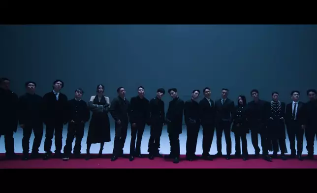 《To Life》MV結尾Jay Park和多位AOMG藝人一起列隊並排而站入鏡（影片截圖）