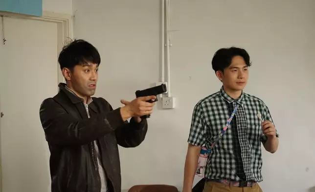 陳俊堅（左）飾演悍匪，林浩文則飾演神化低B與智慧並重嘅賊匪。