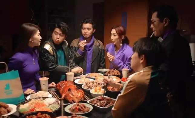 眾人一邊食外賣再一邊度橋。