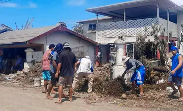 湯加首都努庫阿洛法居民清理路面。新華社圖片